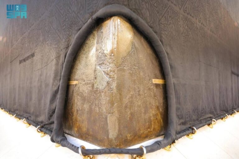 الحجر-الأسود-والركن-اليماني.-شاهدان-على-قداسة-البيت-العتيق-وعنوانُ-العناية-السعودية-بالحرم-الشريف