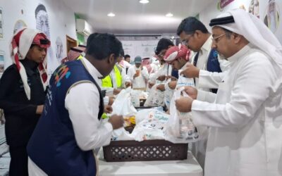 عاجل: 300 متطوع يوزعون 1000 وجبة إفطار يومياً بطريق الأحساء السريع