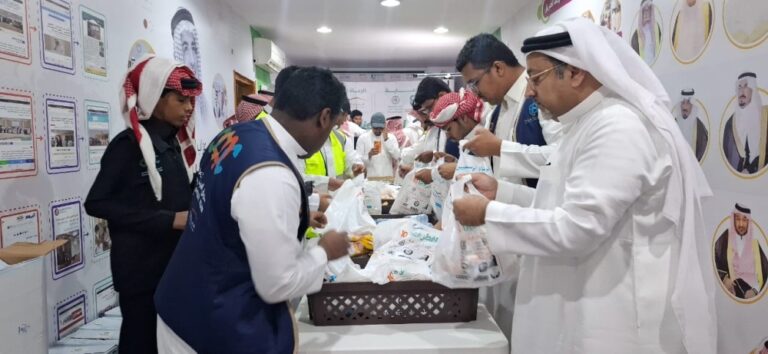 عاجل:-300-متطوع-يوزعون-1000-وجبة-إفطار-يومياً-بطريق-الأحساء-السريع
