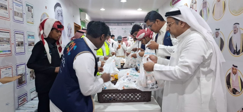 عاجل: 300 متطوع يوزعون 1000 وجبة إفطار يومياً بطريق الأحساء السريع