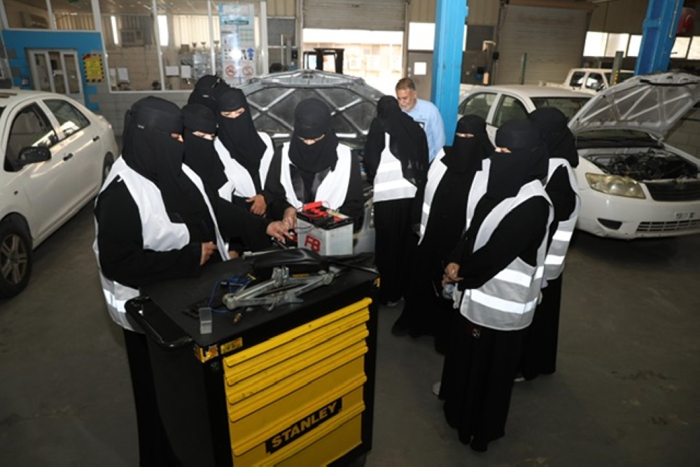 عاجل: تدريب 100 فتاة سعودية على ميكانيكا السيارات والكهرباء بالدمام