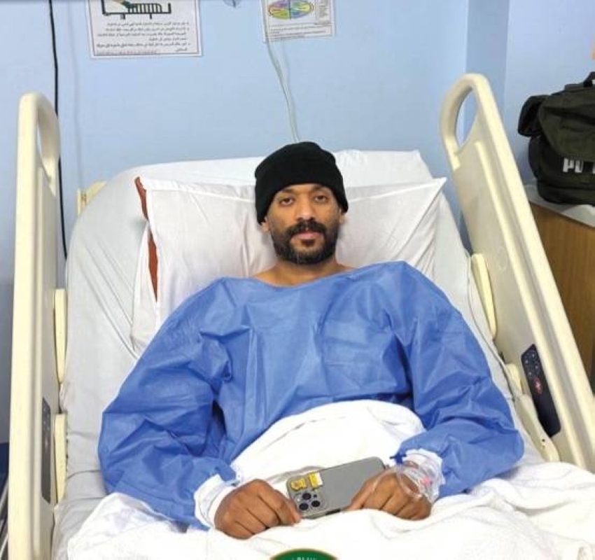 لاعب يد نادي الروضة محمد الصايل يجري عملية الرباط الصليبي