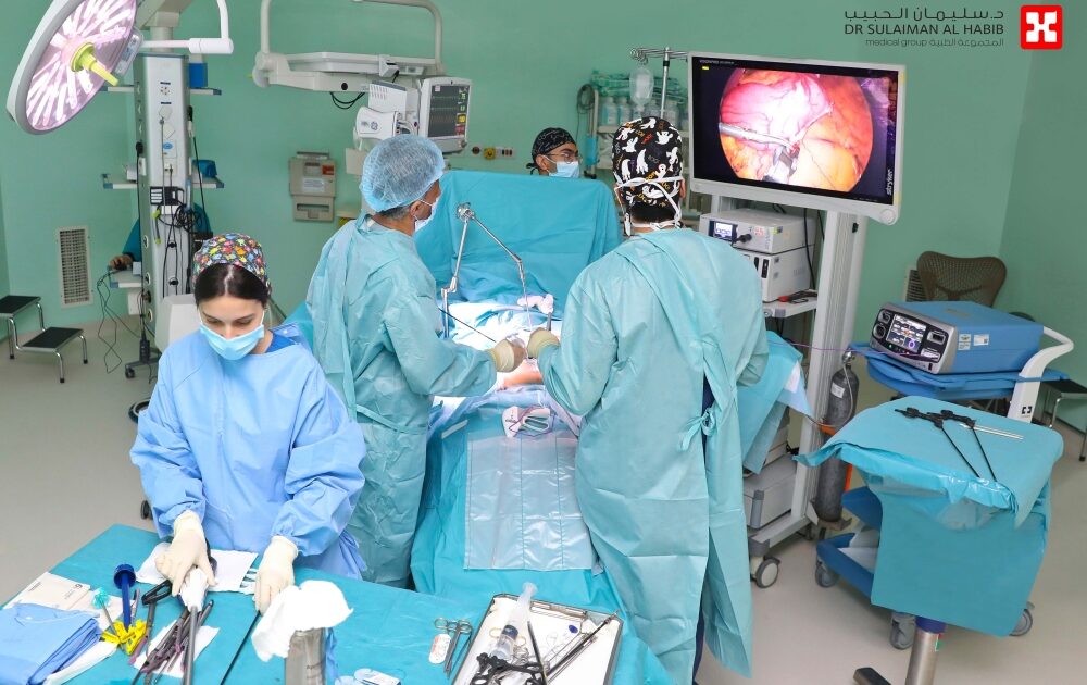 عملية منظار متقدمة تضع حداً لمعاناة مراجعة مع فتق ضخم بالحجاب الحاجز بمستشفى الدكتور سليمان الحبيب بالخبر