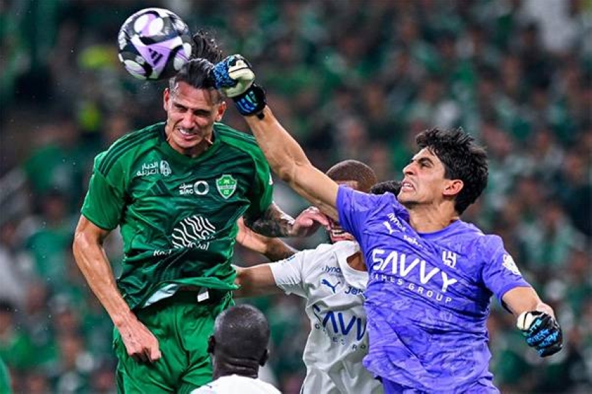 نصف نهائي كأس الملك .. الأهلي يطلب حكامًا أجانب لمباراته مع الهلال