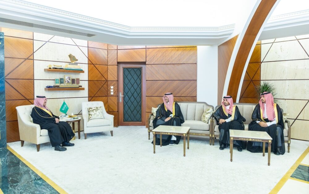 أمير المنطقة الشرقية يستقبل مدير عام وزارة التجارة بالمنطقة
