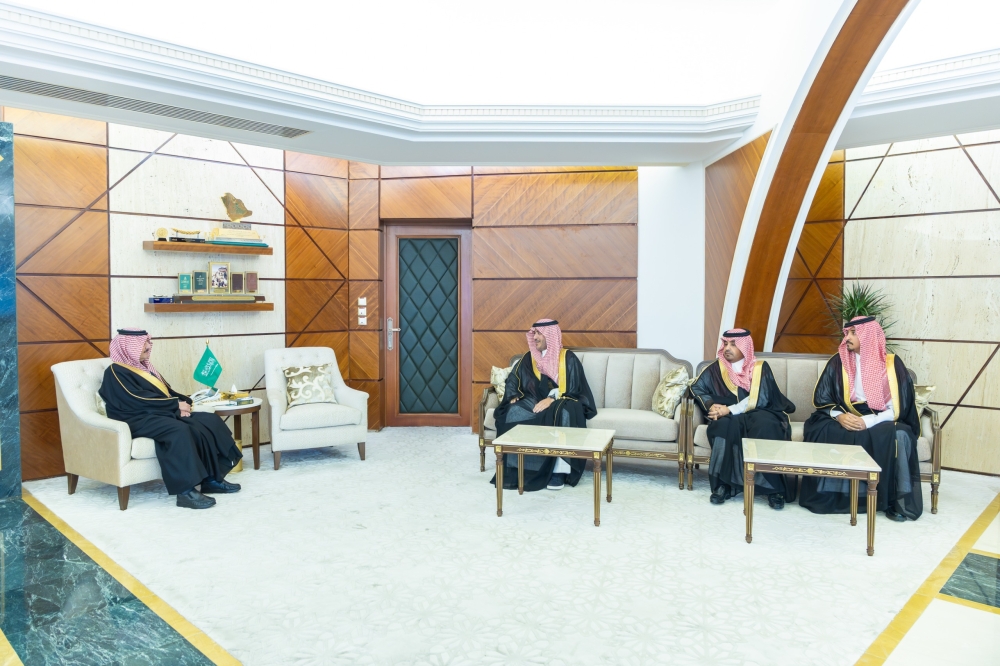 أمير المنطقة الشرقية يستقبل مدير عام وزارة التجارة بالمنطقة