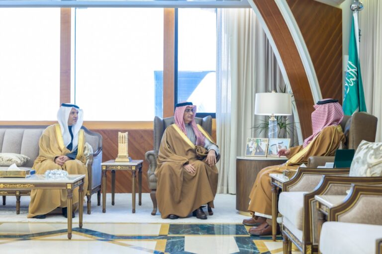 أمير-الشرقية-يشيد-بجهود-الكوادر-الصحية-ويطّلع-على-تقرير-تجمع-الشرقية-الصحي