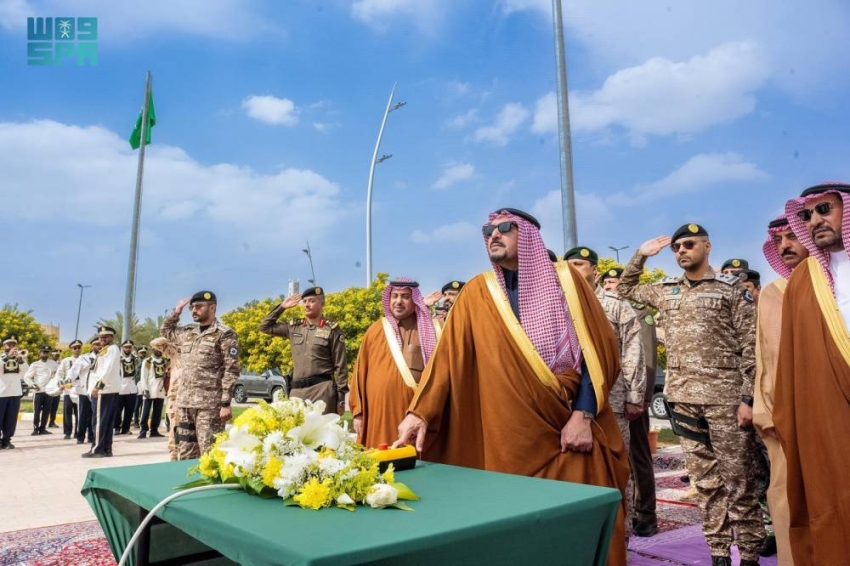 أمير منطقة القصيم يرفع سارية العلم في ميدان التوحيد احتفاءً بيوم العلم