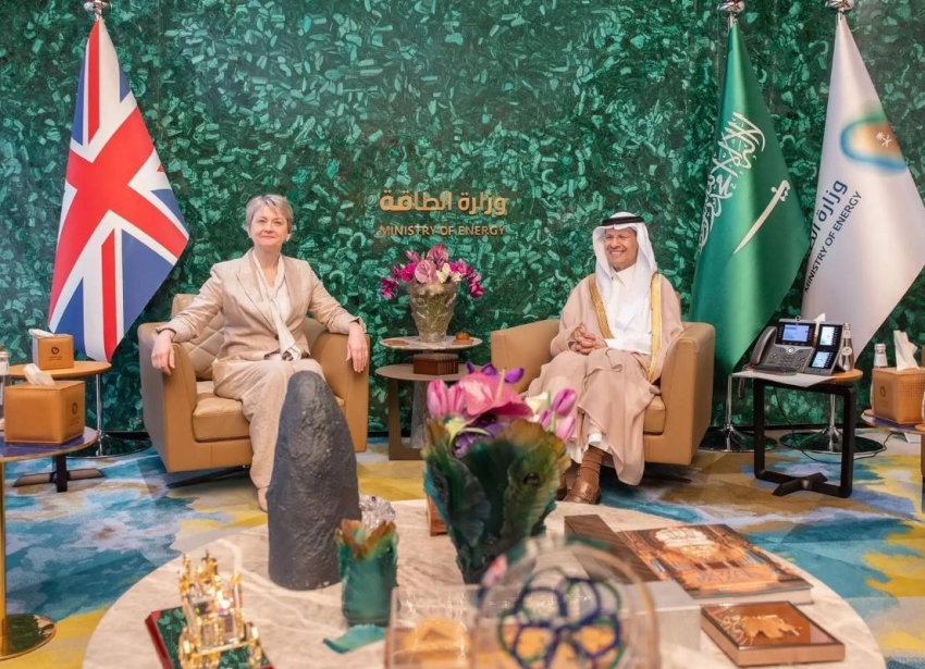 وزير الطاقة يبحث فرص التعاون في قطاع الطاقة مع وزيرة الخارجية والتنمية البريطانية