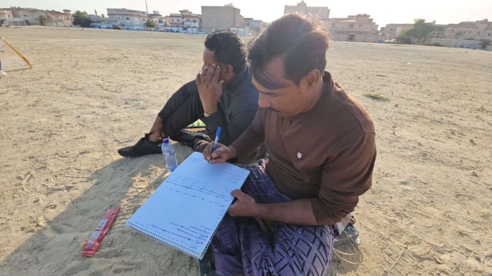 عاجل: في رمضان.. وافدون يحولون ساحات صفوى إلى ملاعب للكريكت