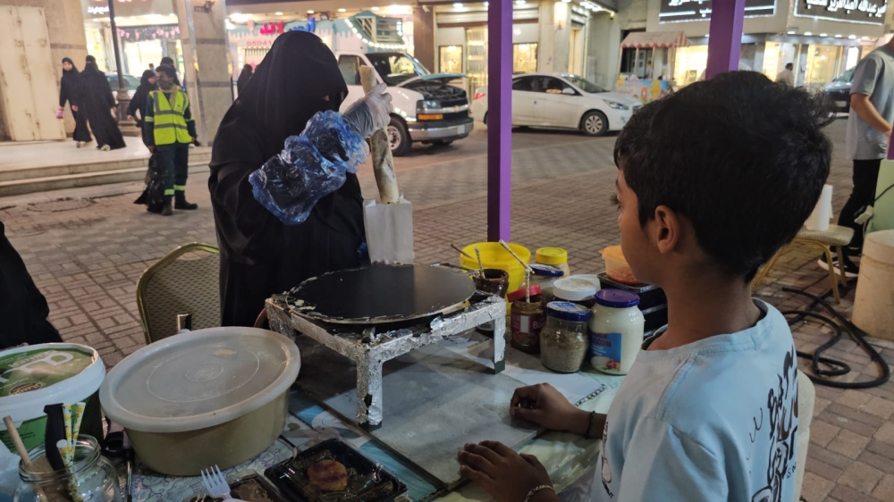 14 بائعاً و35 متطوعاً يفتتحون مبادرة «تمكين» بسوق مياس في القطيف