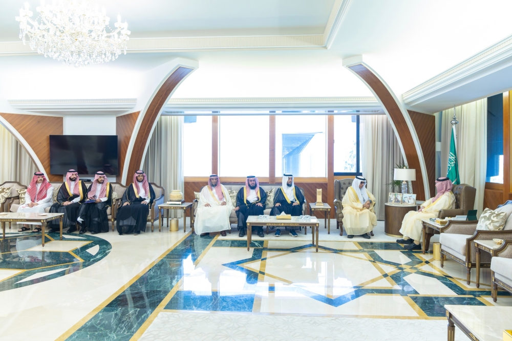 أمير الشرقية يطّلع على برامج وإنجازات جمعية تحفيظ القرآن بالمنطقة