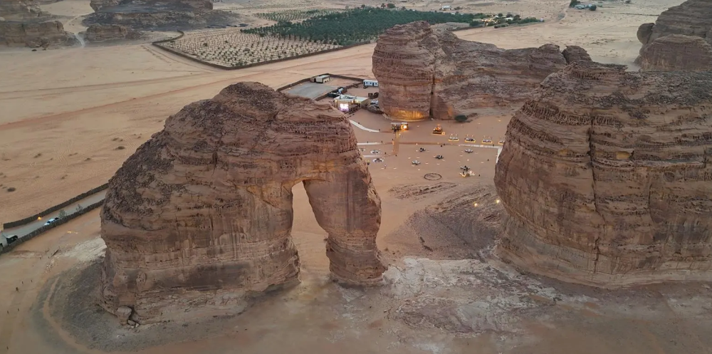 صخرة الفيل في العُلا.. وجهة مفضّلة للأهالي والزوار لتناول الإفطار