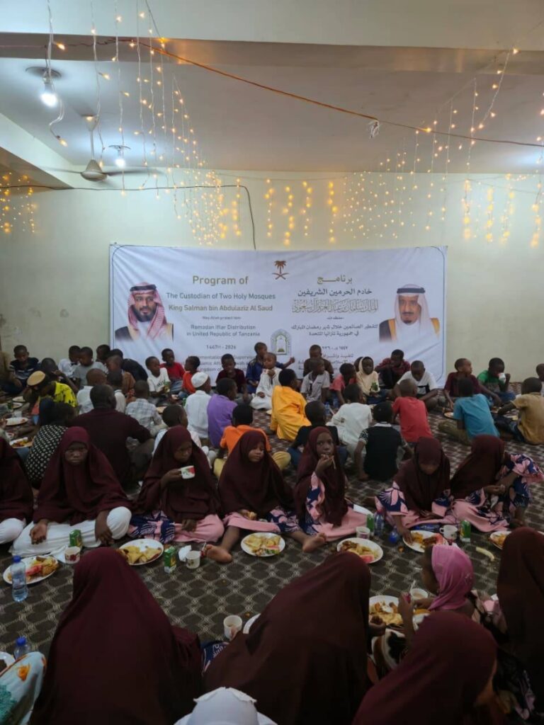 الشؤون الإسلامية تُواصل تنفيذ تفطير الصائمين وتوزيع التمور في تنزانيا