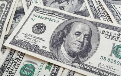 تراجع الدولار مع انحسار أسعار النفط وترقب قرارات البنوك المركزية