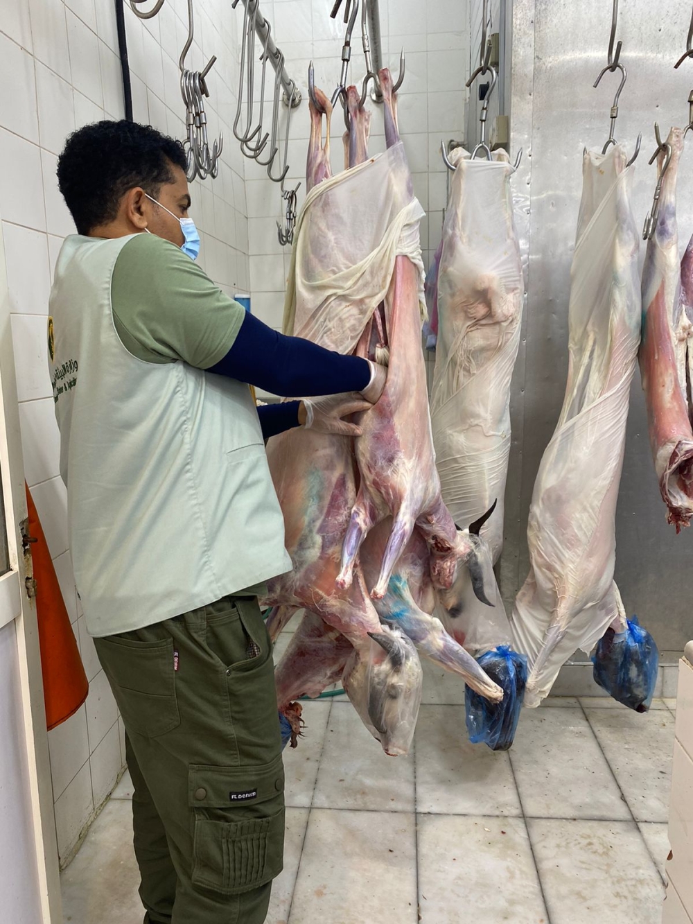 آليات-دقيقة-وتقنيات-حديثة-لضبط-جودة-اللحوم-في-سوق-الدمام-المركزي