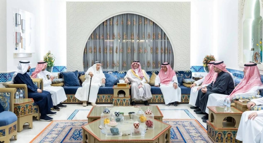 أمير المنطقة الشرقية ونائبه يقدمان التعازي لأسرة الجميح