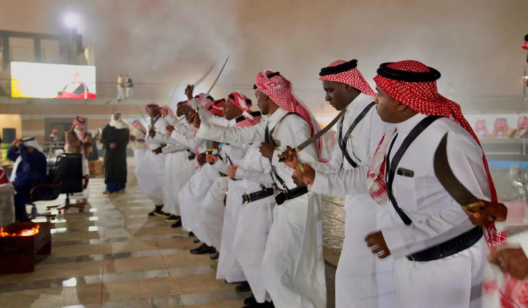 العرضة-الجنوبية-تخطف-أنظار-الزوار-وتُنعش-ليالي-العيد-في-الباحة