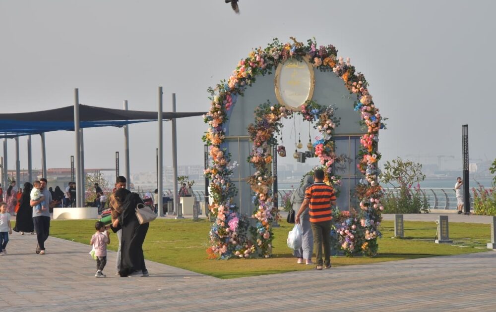 أجواء العيد تنعش كورنيش الخبر.. 26 صورة ترصد بهجة الزوار في ثالث أيام الفطر