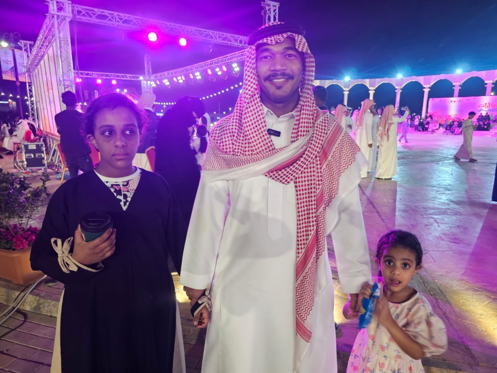 صور| احتفالات عيد الفطر تجذب العائلات إلى متنزه العبير برأس تنورة