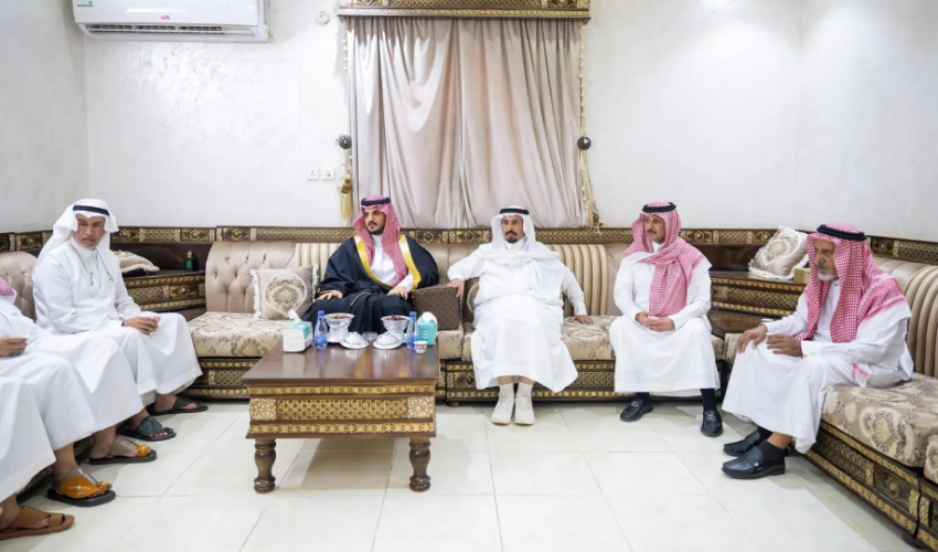 مُحافظ الطائف يقدّم التعازي لأسرة شيخ شمل الشيابين