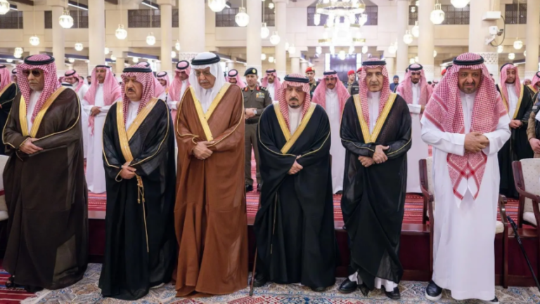 أمير-منطقة-الرياض-يؤدي-صلاة-الميت-على-الأميرة-نوره-بنت-عبدالعزيز-بن-عبدالرحمن-آل-سعود