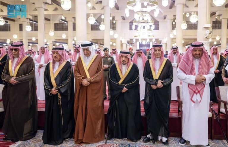 أمير-الرياض-يؤدي-الصلاة-على-الأميرة-نورة-بنت-عبدالعزيز