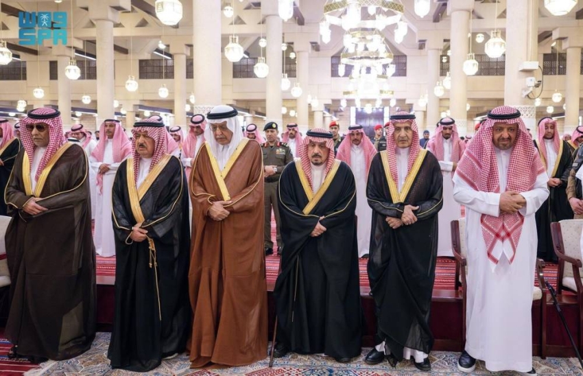 أمير الرياض يؤدي الصلاة على الأميرة نورة بنت عبدالعزيز