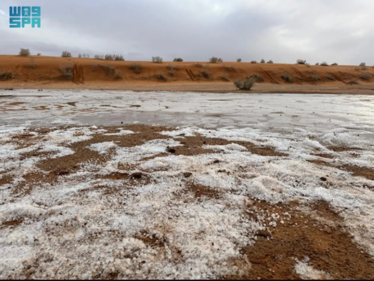 الرداء-الأبيض-يكسي-نفود-وسهول-الجوف.-والأهالي-يستقبلون-الربيع-بـ-البرَد-والمطر