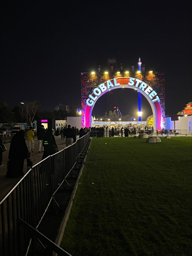 “اليوم” ترصد: إقبال لافت على “الشارع العالمي” في جدة خلال عيد الفطر