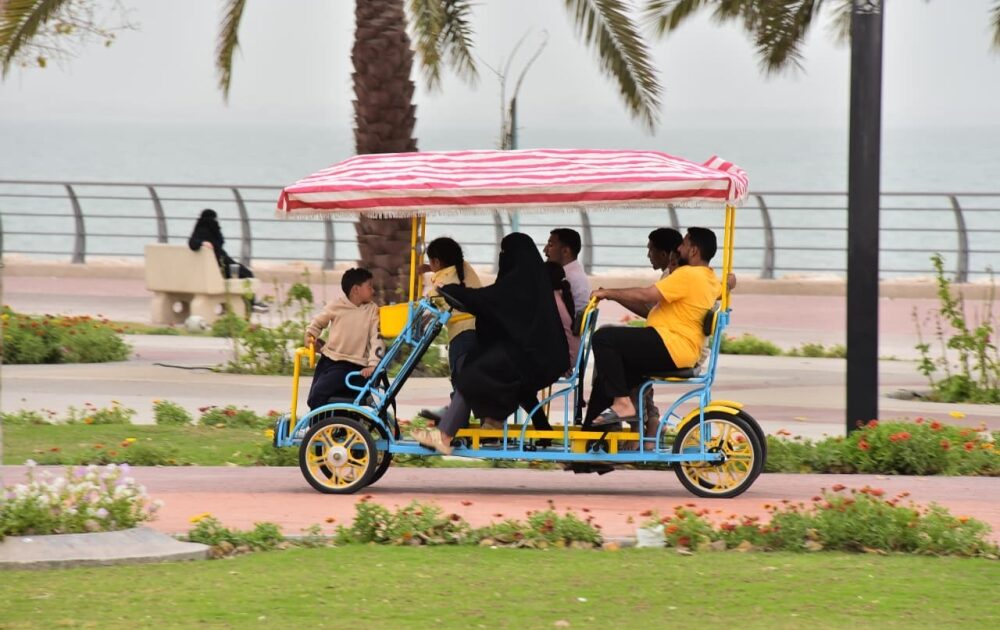 صور| الأجواء الربيعية تجذب أهالي الشرقية إلى الواجهات البحرية