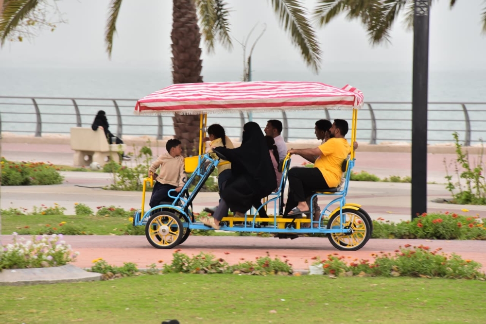 صور| الأجواء الربيعية تجذب أهالي الشرقية إلى الواجهات البحرية