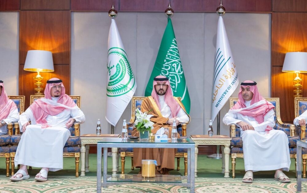 نائب أمير الشرقية يعزي أسرة السهلي