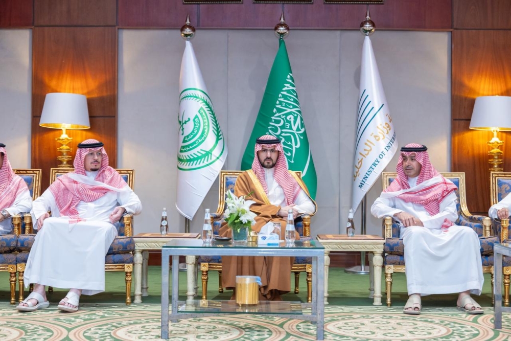 نائب أمير الشرقية يعزي أسرة السهلي