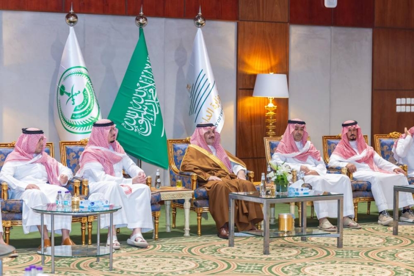 أمير المنطقة الشرقية يقدم العزاء لعائلة السهلي