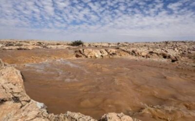 صور | جريان “وادي عيوج”.. لوحة طبيعية جذابة وسط التضاريس