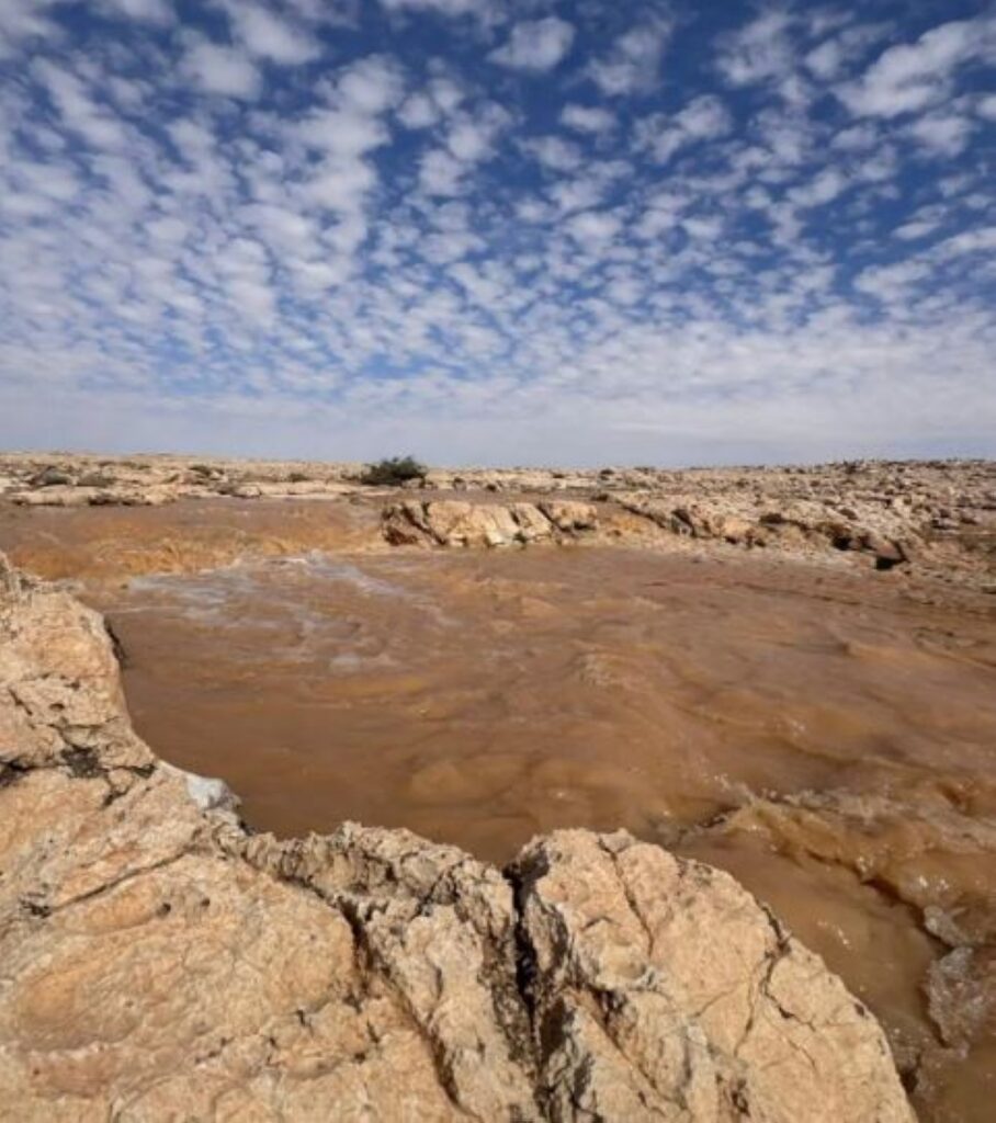 صور | جريان “وادي عيوج”.. لوحة طبيعية جذابة وسط التضاريس