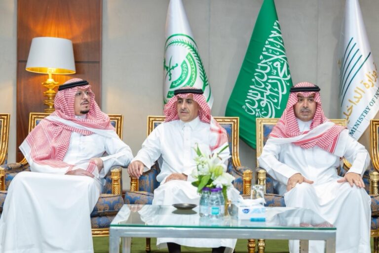 وكيل-إمارة-الشرقية-يقدم-التعازي-في-وفاة-والدة-مدير-جوازات-المنطقة