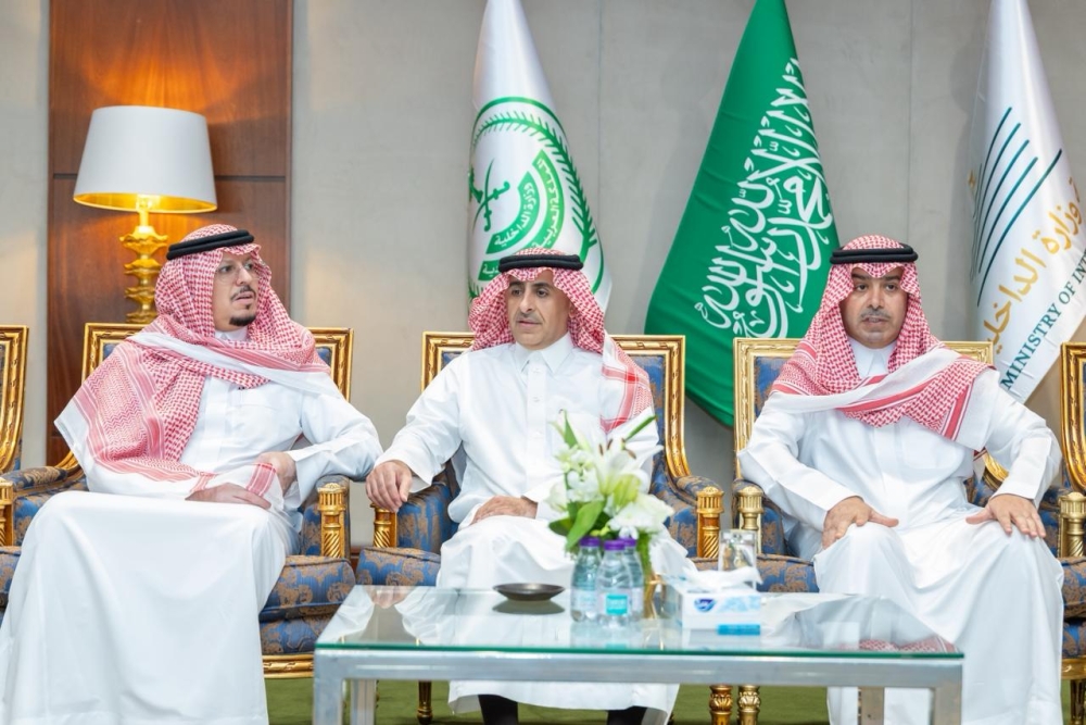 وكيل إمارة الشرقية يقدم التعازي في وفاة والدة مدير جوازات المنطقة