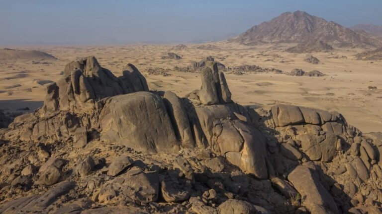 جبل-أبو-صادع-في-الليث.-سجل-مفتوح-يروي-قصة-الإنسان-والمكان