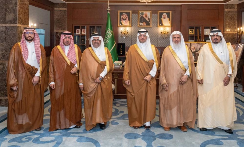 محافظ الأحساء يستقبل أعضاء الجمعية الخيرية لتيسير الزواج ورعاية الأسرة