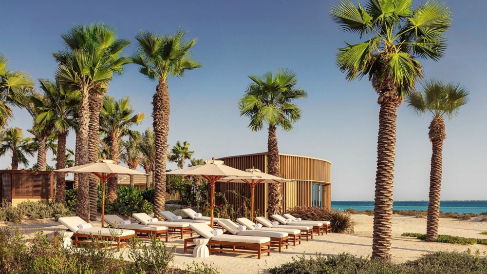 أجواء معتدلة وتجارب بحرية فريدة.. الخيارات على شواطئ المملكة لا تنتهي