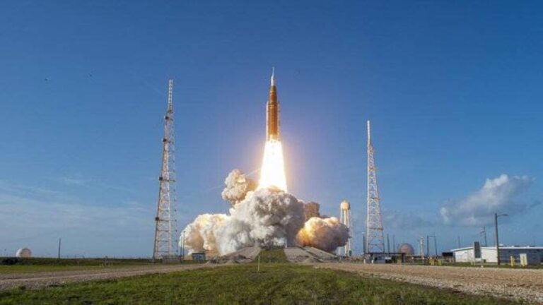 انطلاق-4-رواد-فضاء-نحو-القمر-لأول-مرة-منذ-نصف-قرن