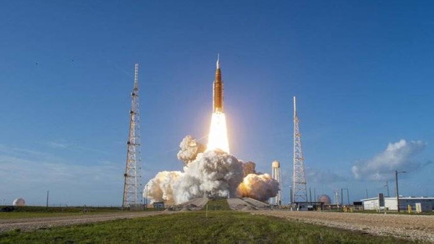 انطلاق 4 رواد فضاء نحو القمر لأول مرة منذ نصف قرن