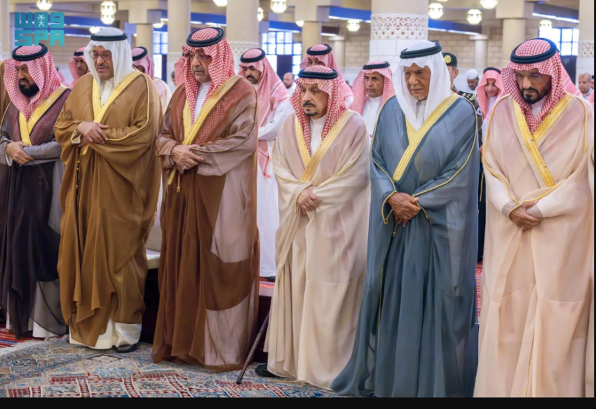 أمير الرياض يؤدي صلاة الميت على الأميرة الجوهرة بنت فيصل بن عبدالله آل عبدالرحمن آل سعود