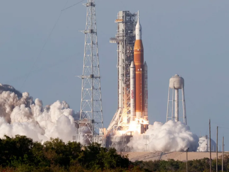 في-أول-مهمة-منذ-أكثر-من-50-عامًا.-البشر-نحو-القمر-على-متن-كبسولة-أوريون