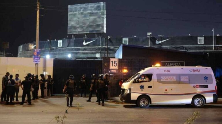 إصابة-60-شخصًا-إثر-انهيار-هيكلي-بملعب-كرة-قدم-في-بيرو