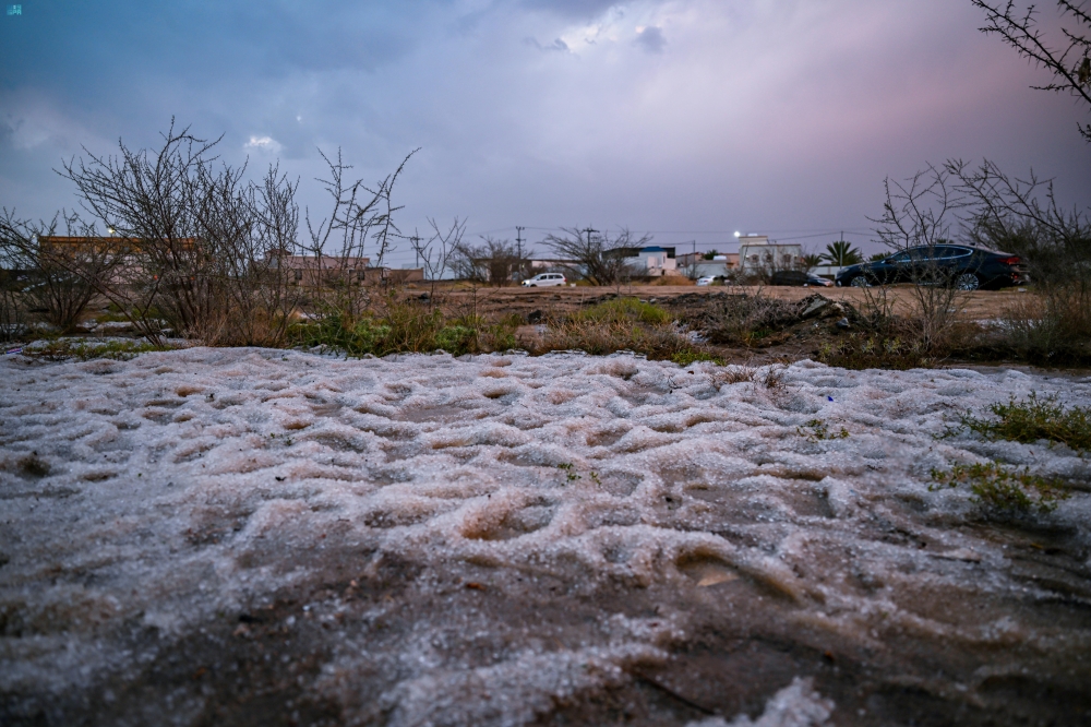شاهد| زخّات المطر والبَرَد ترسم لوحات بانورامية مميزة في الباحة