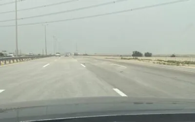 صور| نشاط الرياح المثيرة للأتربة يخفّض الرؤية على طريق الأحساء – الدمام