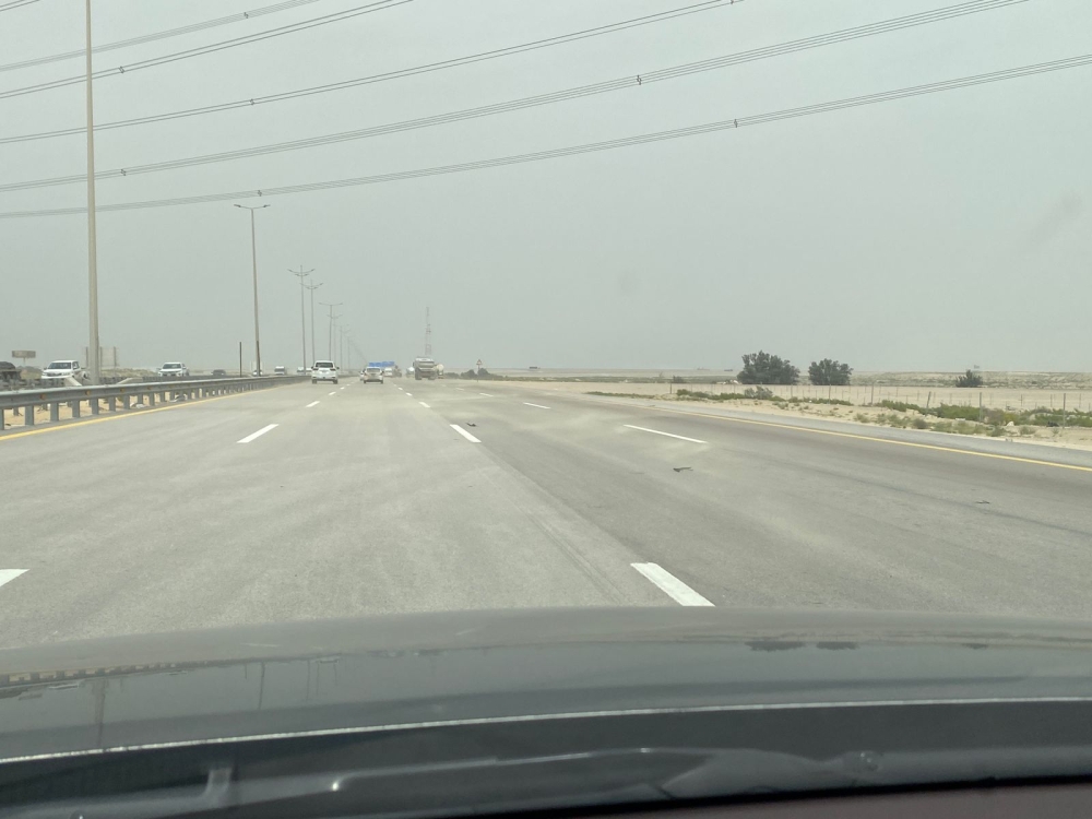 صور| نشاط الرياح المثيرة للأتربة يخفّض الرؤية على طريق الأحساء – الدمام